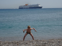 Кураж младшего футбольного вратаря ⚽️ на фоне парома “Blue Star Ferries” и Средиземного моря (Μεσόγειος Θάλασσα) такого же цвета (blue).