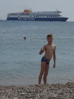 Очевидно, что старшему тоже нравится 👍 паром “Blue Star Ferries” и Средиземное море (Μεσόγειος Θάλασσα) такого же цвета (blue).