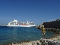 Я и океанский лайнер “7 Seas Voyager” в порту Родоса (Ρόδος).