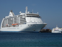 Внушительный и красивый океанский лайнер “7 Seas Voyager” (IMO-номер 9247144) в порту Родоса (Ρόδος).