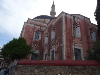 Мечеть Сулеймание (Süleymaniye camii) – свидетельство захвата Родоса (Ρόδος) османами в 1522 году – в наше время довольно облезлая, но современно-розовая.