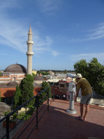 Смотрю в (неработающий) бинокль на мечеть Сулеймание (Süleymaniye camii) – свидетельство захвата Родоса (Ρόδος) османами в 1522 году.