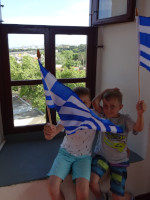Юные греческие патриоты с флажками (Σημαία της Ελλάδας) внутри Часовой башни (Πύργος ρολογιού) в Старом городе Родосе (Παλιά πόλη Ρόδου).
