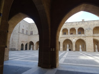 Один из внутренних двориков дворца Великих магистров (Palatium Magni Magistri) в Родосе (Ρόδος).
