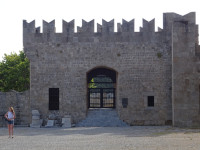 Территория то ли дворца Великих магистров (Palatium Magni Magistri), то ли Старого города Родоса (Παλιά πόλη Ρόδου), но зубья впечатляют.