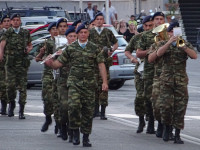 Какой-то военный праздник в Родосе (Ρόδος): военные идут по центральной улице оркестром.