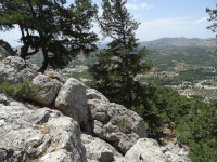 Её один пейзаж гористого Родоса (Ρόδος), с поразительной мощности валунами.