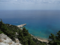 На такой, непанорамной фотографии Средиземного море (Μεσόγειος Θάλασσα) с горы Цамбики (Τσαμπίκα) лучше видна вся палитра цветов моря и его плавного перехода в небо.