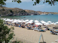 Вид из кафе на пляж Линдоса (παραλία Λίνδου) – города на острове Родос (Ρόδος).