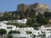 Акрополь Линдоса (ακρόπολη της Λίνδου), как он виден с оптическим приближением с одноимённого пляжа (παραλία Λίνδου) этого города на острове Родос (Ρόδος).