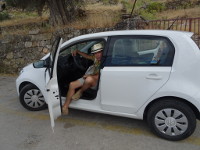 Водитель арендованной на острове Родосе (Ρόδος) малолитражки Volkswagen Up! от арендодателя с неоригинальным названием “Rodos Cars”.