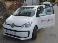 Наш малыш Volkswagen Up! от арендодателя “Rodos Cars” спереди. Не реклама. 😇