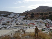 На фоне белых домиков родосского города Линдоса (Λίνδος).