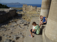 Юные древние греки покорили акрополь Линдоса (ακρόπολη της Λίνδου) и погружены в думы… хотя, скорее, утомлены подъёмом и жарой.