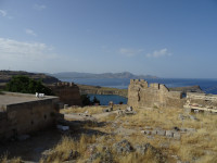 Остатки/развалины акрополя Линдоса (ακρόπολη της Λίνδου) с одной из его верхних точек вниз, с видом на бухту Линдоса (κόλπος Λίνδου) и Средиземное море (Μεσόγειος Θάλασσα).