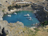 Бухта святого Павла (κόλπος του Αγίου Παύλου) в форме сердца, более крупный план, с акцентом на цвет воды.