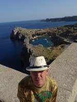 На фоне сердцеобразной бухты святого Павла (κόλπος του Αγίου Παύλου), вид с акрополя Линдоса (ακρόπολη της Λίνδου).