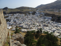 Ранее была фотография на акрополь Линдоса (ακρόπολη της Λίνδου) снизу самого Линдоса (Λίνδος), а теперь вот наоборот – с вершины акрополя вниз на белые домики города.