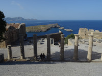 Вид с вершины акрополя Линдоса (ακρόπολη της Λίνδου) вниз, в том числе на колонны, кажущиеся не очень древними, но, типа, от храма Афины Линдии (Ναός της Λινδια Αθηνα). 🤔