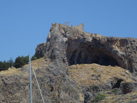 Вид на акрополь Линдоса (ακρόπολη της Λίνδου) с колоннами храма Афины Линдии (Ναός της Λινδια Αθηνα) снизу, из бухты святого Павла (κόλπος του Αγίου Παύλου).