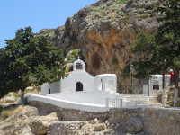 Часовня святого Павла (Παρεκκλήσι Αγίου Παύλου), вид с причала бухты его же имени (κόλπος του Αγίου Παύλου).