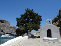 Часовня святого Павла (Παρεκκλήσι Αγίου Παύλου) у бухты его же имени (κόλπος του Αγίου Παύλου).