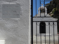 Табличка слева от входа на территорию часовни святого Павла (Παρεκκλήσι Αγίου Παύλου) в Линдосе (Λίνδος) гласит следующее: «Святая митрополия Родоса. Святая церковь апостола Павла» (Ιερα μητροπολις Ροδου. Ιερος ναος αποστολου Παυλου) – хотя называть часовню церковью слишком громко.