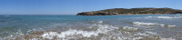 Панорама места, называемого «Поцелуем 2-х морей» (Φιλί των 2 θαλασσών), Средиземного (Μεσόγειος Θάλασσα) и Эгейского (Αιγαίο πέλαγος). На той стороне – остров Прасониси (Πρασονήσιον), который в период отливов и/или жары становится полуостровом.