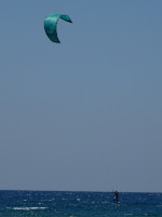 Кайтсёрфинг (kitesurfing) в месте, называемом «Поцелуем 2-х морей» (Φιλί των 2 θαλασσών), кажется, на стороне Средиземного моря (Μεσόγειος Θάλασσα).