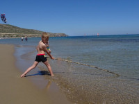 Дети же малые, кто ещё не увлёкся кайтсёрфингом (kitesurfing) в месте, называемом «Поцелуем 2-х морей» (Φιλί των 2 θαλασσών), просто нашли какие-то палки и перемешивают ими Средиземное море (Μεσόγειος Θάλασσα). 😊