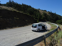 Брошенный нами малыш Volkswagen Up! покорно ждёт, когда его водитель и пассажиры налюбуются горными видами эгейского побережья Родоса (Ρόδος).