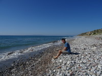 На диком пляже Эгейского моря (Αιγαίο πέλαγος), омывающего Родос (Ρόδος).