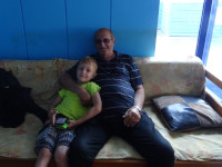 Младший сын с добрым дедушкой Яннисом (Γιάννης) – родственником владельца гостиницы “El Greco” или даже совладельцем.