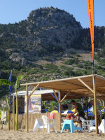 Вид с пляжа Цамбика (παραλία Τσαμπίκα) на гору, на которой стоит одноимённый монастырь (Παναγία Τσαμπίκα), «обратный» вид с которой (вниз) я показывал ранее.