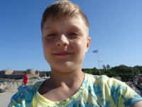 Автофото (selfie) счастливого гостя греческого (найдите флаг!) острова Родос (Ρόδος).