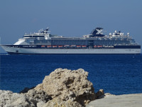 12-палубный круизный лайнер “Celebrity Infinity” (номер IMO: 9189421) сбоку, чтобы увидеть, какой же он длинный (294 метра!).