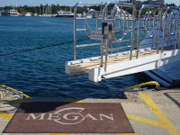 Посадки на яхту “Megan” (номер IMO: 1010571) в бухте Мандракий (μαρίνα Μανδρακίου) нет (no boarding), а когда она есть, она частная (private), а именно для её владелицы, американо-израильской предпринимательницы Шари Аризон (שרי אריסון) и её близких, в частности, дочери Меган: https://www.superyachtfan.com/yacht/megan/owner/