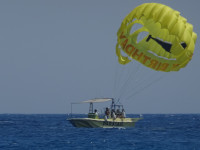 Парасейл (parasail = parachute + sail) к запуску готов! Надпись на парашюте видна зеркально, но не развернуть, не отзеркалив надпись на лодке.
