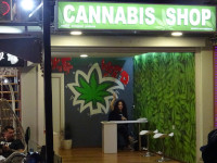 Хотя я знал, что в Европе проще относятся к конопле-марихуане (Cannabis), поначалу было непривычно видеть вот такие магазинчики (shop), но пото́м привык… А вот к доброжелательности продавцов привыкнуть было сложнее. 😊