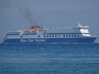 Увидев такую фотографию 9-палубного парома “Blue Star 2” (номер IMO: 9207584), Грета Тунберг (Greta Thunberg) наверняка бы возмутилась тем, как он загрязняет атмосферу. 🫣