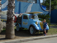 Если в прошлый раз младший нашёл себе багги, то в аквапарке (waterpark) Фалираки (Φαληράκι) – более тематическую машинку с доской для сёрфинга на крыше.
