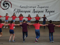 На фестивале греческих народных танцев (Ελληνικοί λαϊκοί χοροί), проводившемся какой-то культурной ассоциацией (εκπολιτιστικό σωματείο) сначала танцевали дети…