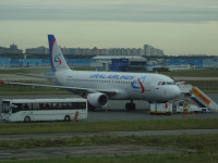 Самолёт, который должен был везти нас в Рим, – это турбореактивный Airbus A320 с ещё иностранным (бермудским) бортовым номером VP-BKX, но принадлежащий российской авиакомпании “Ural Airlines” («Уральские авиалинии»). У юного аэропорта Жуковского своей техники, видимо, пока не хватало, поэтому трапом с ним поделился аэропорт Внуково. 😊