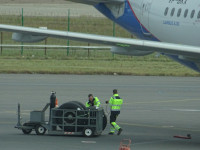 В 13:38 удалось увидеть на лётном поле причину этой задержки – у нашего Airbus A320 с бортовым номером VP-BKX меняли колёса шасси. 😱 С одной стороны стрёмно, а с другой – уж лучше заметить и исправить это на земле, чем обнаружить неисправность при взлёте. 🫣