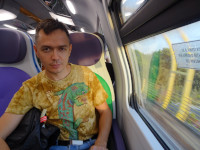 Я уставший, но счастливо едущий на поезде “Trenitalia” из аэропорта Рим-Фьюмичино (aeroporto di Roma-Fiumicino) в сам Рим по цене в 8 €/человека (566,76 ₽/человека).