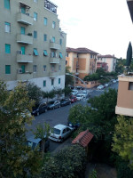 Вид из окна нашей AirBnB-комнаты направо, на обычную римскую улицу. Приятно зелено.