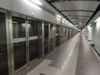 1-я для меня станция римского метро (Metropolitana di Roma) – Лоди (Lodi) – стала не единственной, на которой перрон отделён от путей дверьми, открывающимися только по прибытию поезда.