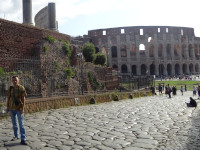 Я иду по Священной дороге (Via Sacra) от римского Колизея (Colosseus, на фотографии справа) к триумфальной арке Тита (Arcus Titi, на фотографии идти влево).