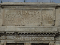 Знаменитая надпись «Сенат и народ Рима» (Senatus Populusque Romanus, SPQR), популяризированная одним моим другом с псевдонимом 😉, на триумфальной арке Тита (Arcus Titi).