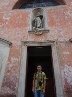 Я у входа в Церковь святого Бонавентуры на Палатине (Chiesa di San Bonaventura al Palatino), довольно молодой (XVII век) по меркам древнего Рима.